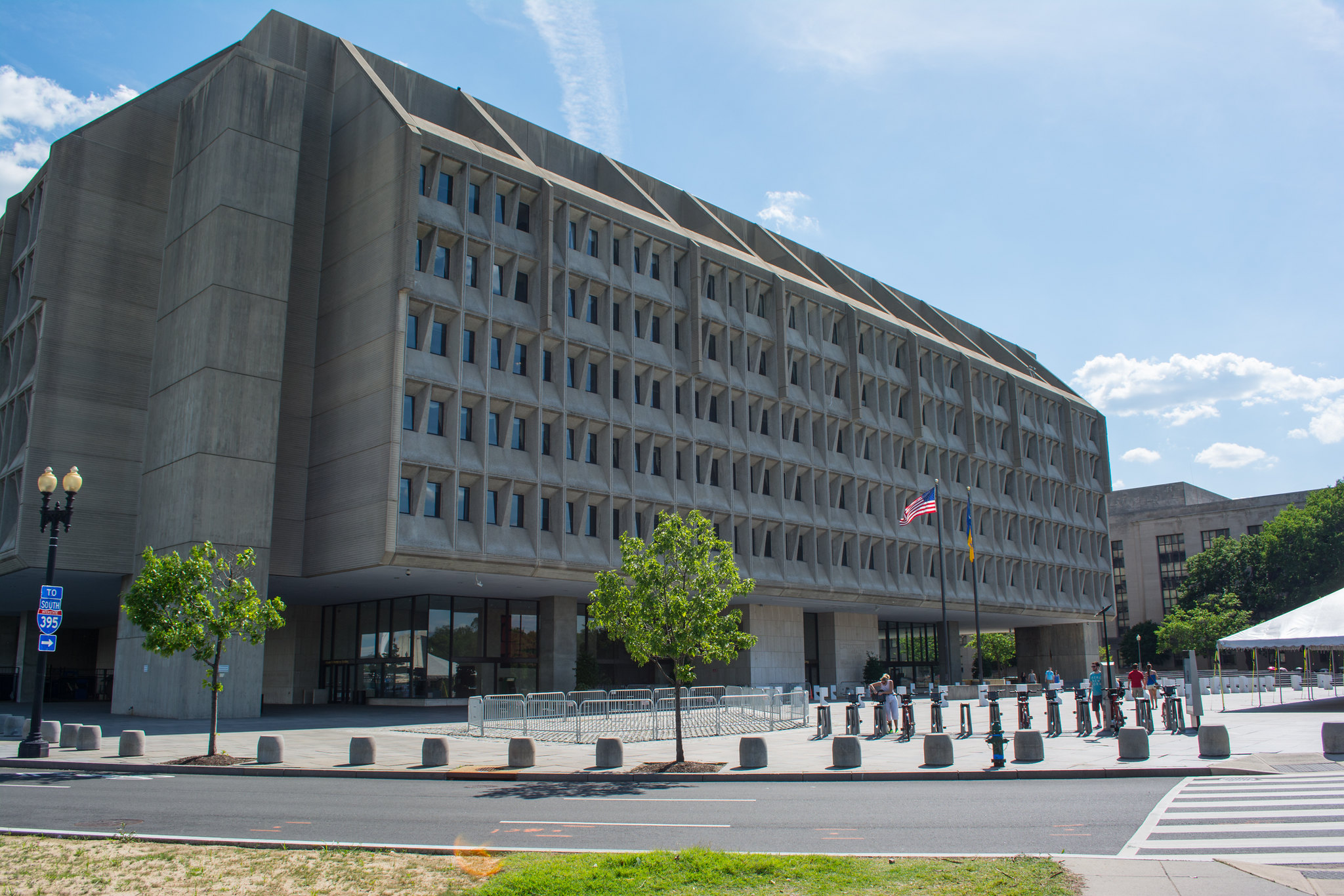 Photograph of the outside of a large concrete building, the US Hubert H. Humphrey Building, home to the US Department of Health and Human Services